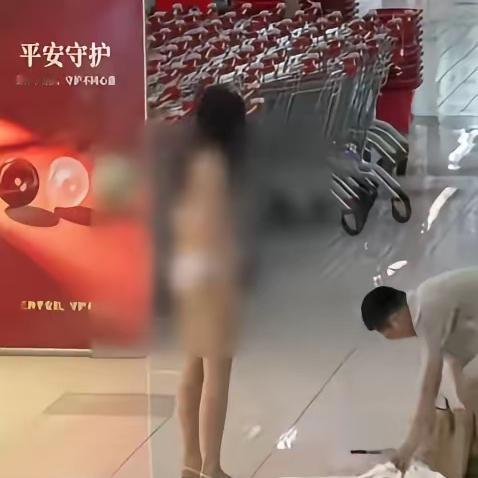 山东临沂，一对小情侣在商场里吵架，女生气得把衣服全都脱光了，光着身子在商场里走。