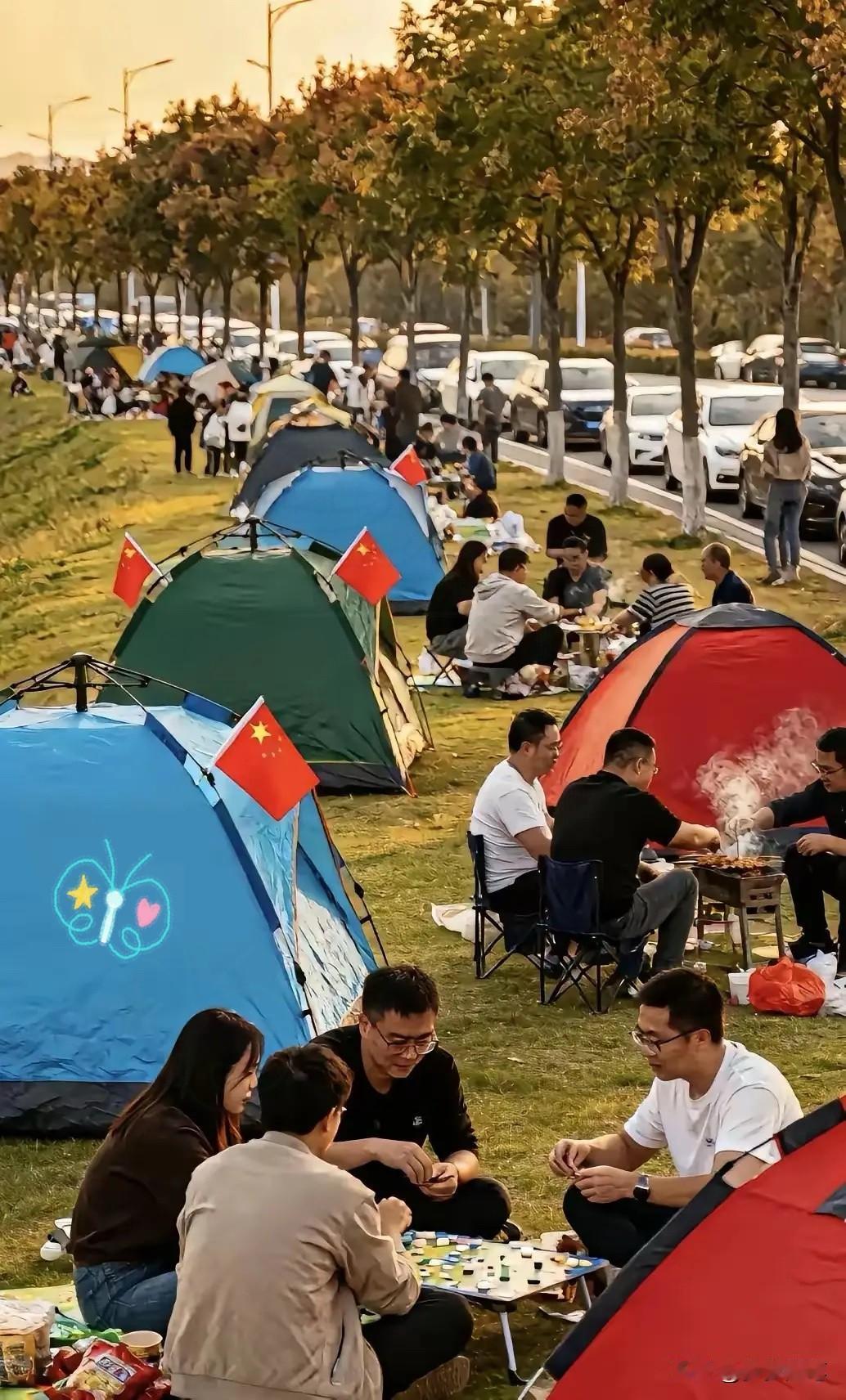 最让人担心的事还是发生了，
帐篷“挤走”酒店，
背后竟藏着两个原因，那就是
大家