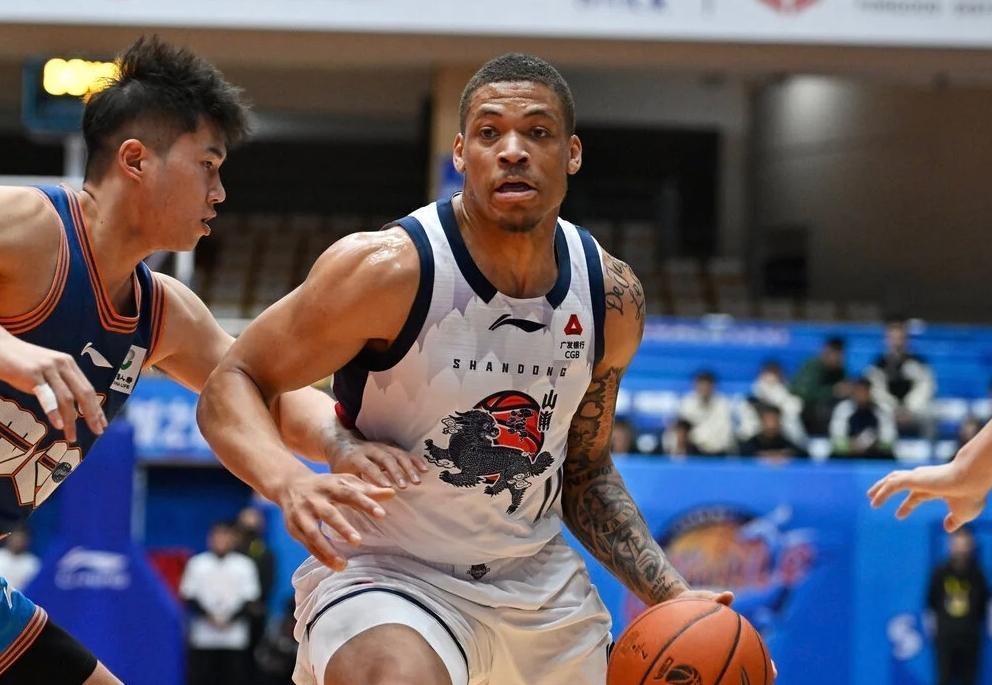 4月28日晚，季后赛首轮即将开始，山东男篮对阵辽宁，可谓半斤八两，这场较量山东队