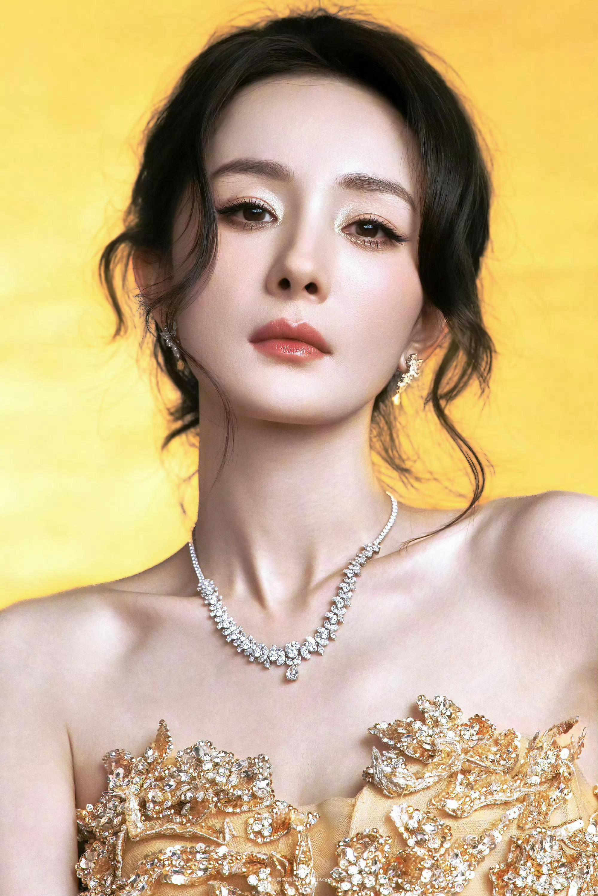 杨幂美貌比钻石更闪耀杨幂出席第38届百花奖颁奖典礼，祝杨幂好运连连，给幂姐接一个