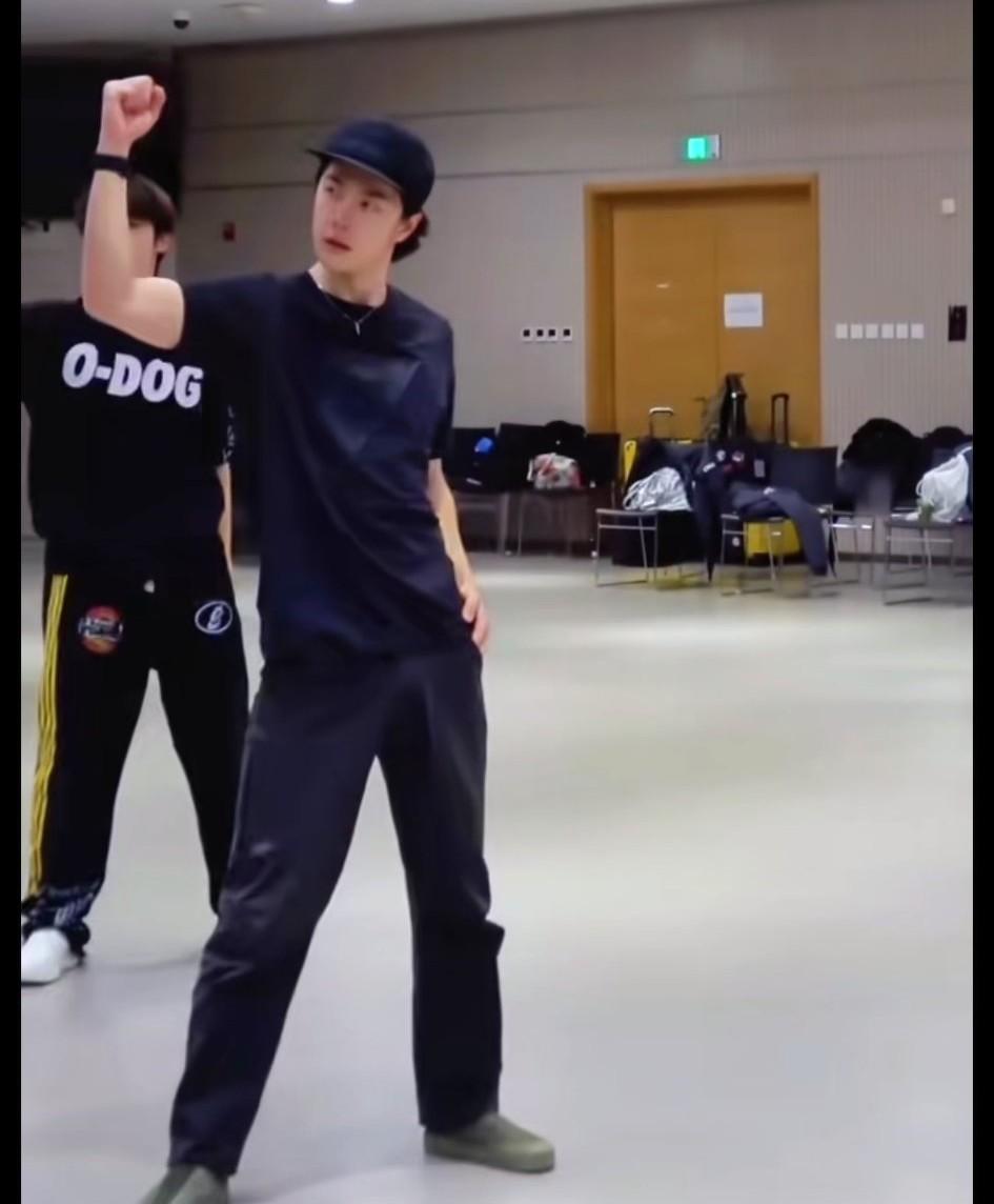 我老公说王一博这套衣服好看，让我搜一下同款他要买。搜完了吓一跳，原来是始祖鸟[w