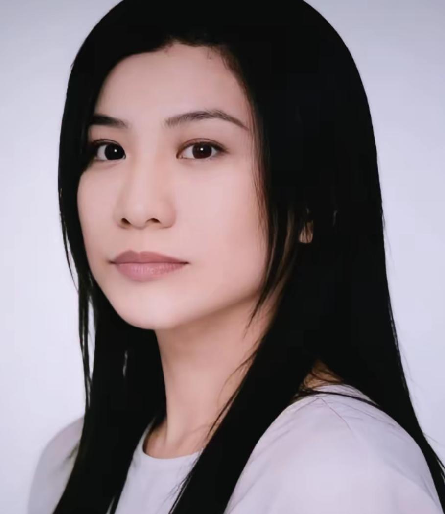 这个女人叫祁春艳，是一个寡妇，凭着出色的容貌，她傍上了一个亿万富翁。为了能彻底控