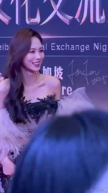 红毯上王霏霏束腿长裙问题，她轻巧旋转解决，可爱爆表 