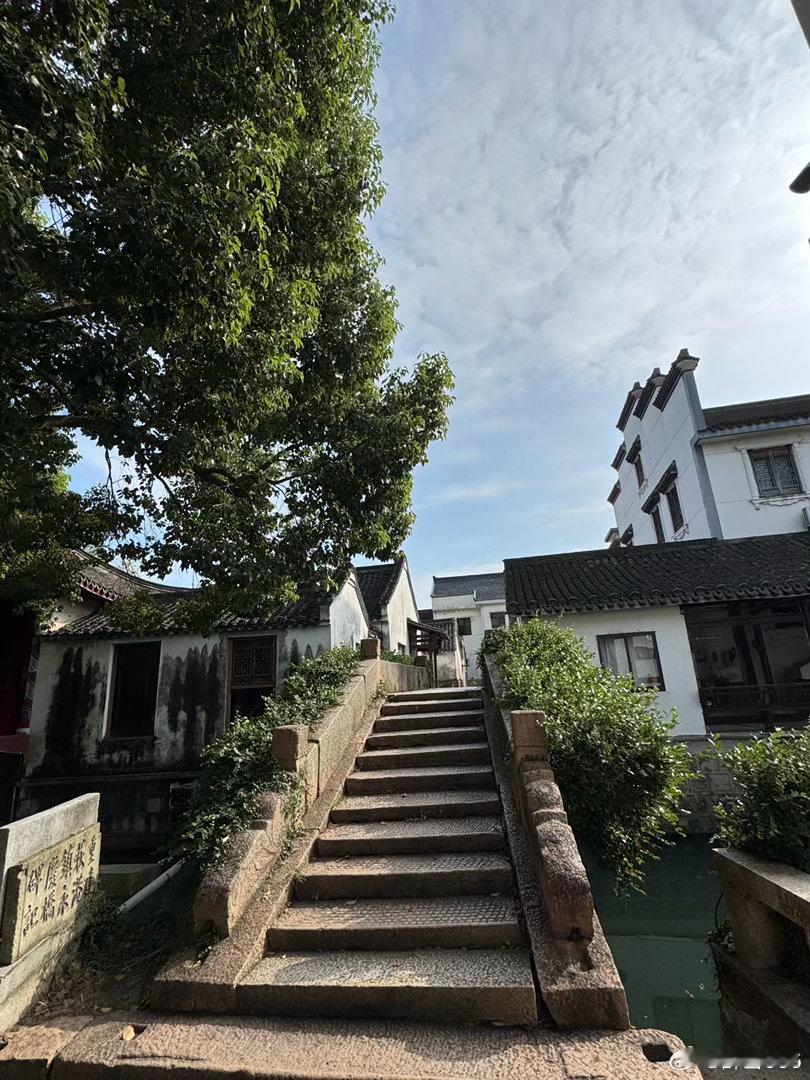 湖州京杭大运河“荻港”古村，曾经出了两位状元，57名进士，200多名贡生。还有一