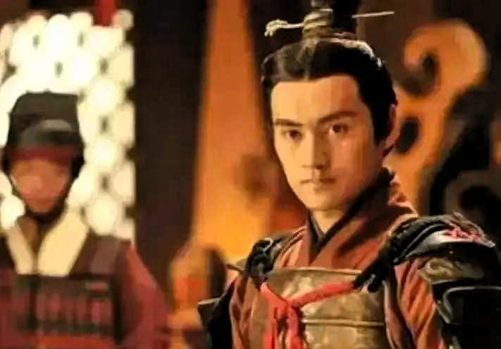 刘秀称帝，连夜派人去接发妻阴丽华。阴丽华见到日思夜想的丈夫，刚想扑进他怀里，却看