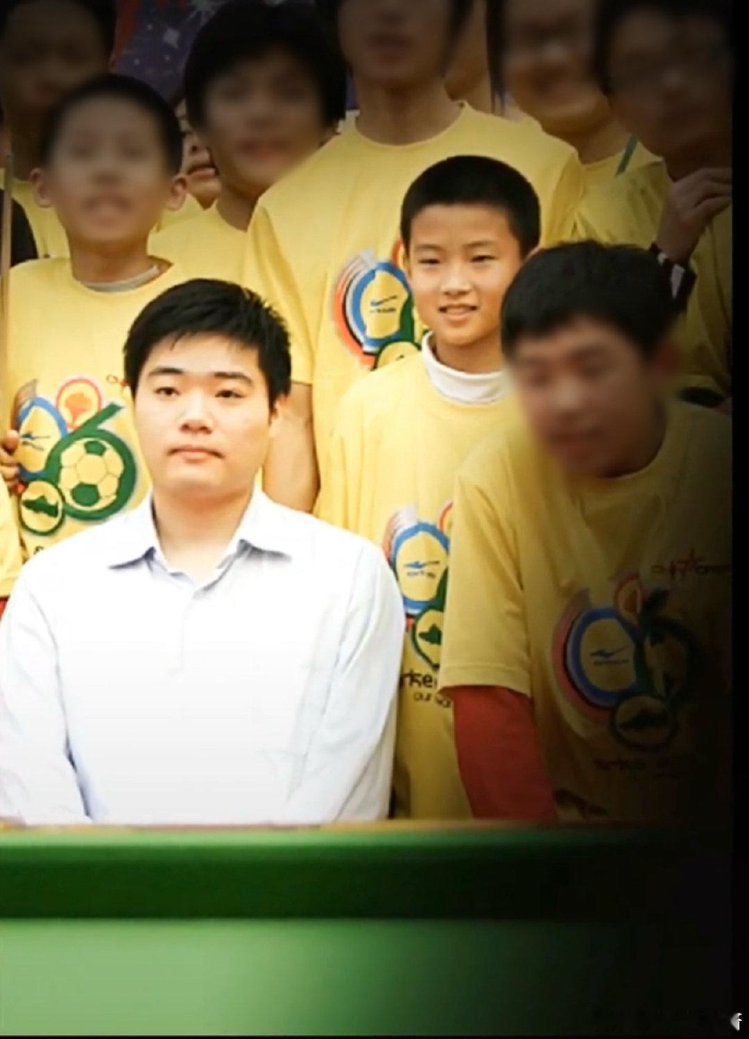 赵心童晒与丁俊晖旧照 斯诺克世锦赛16进8，赵心童最终13-9战胜丁俊晖，晋级八