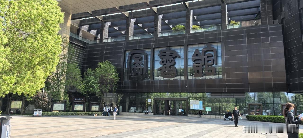 注意别跑空，漯河市图书馆将闭馆近两个月！
漯河市图书馆临时闭馆公告
尊敬的读者朋