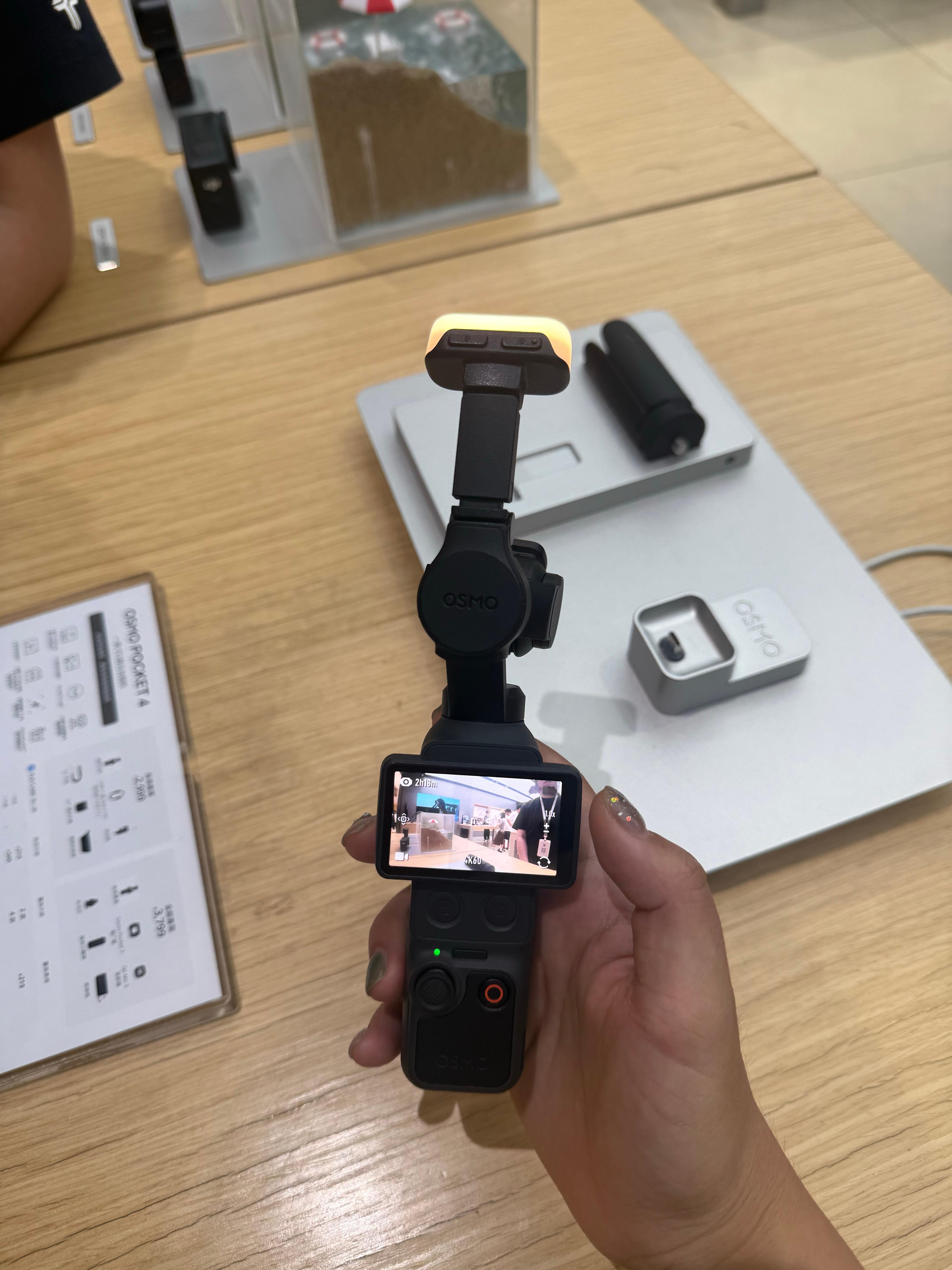 来大疆门店溜达了下 DJI  Mic Mini2 这个多彩磁吸前盖还挺好看的，换