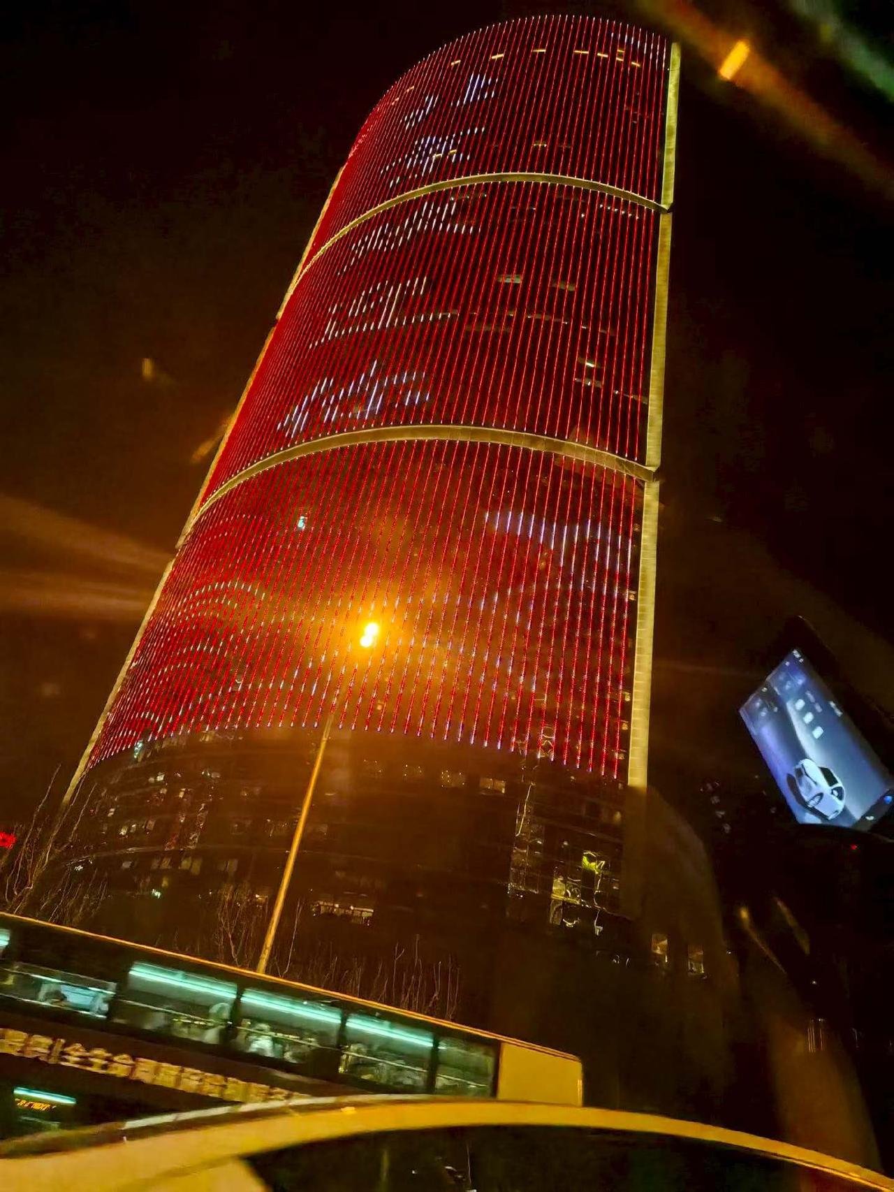 夜晚的繁华都市，灯火辉煌的高楼，车流不息的街道，尽显现代都市的魅力。