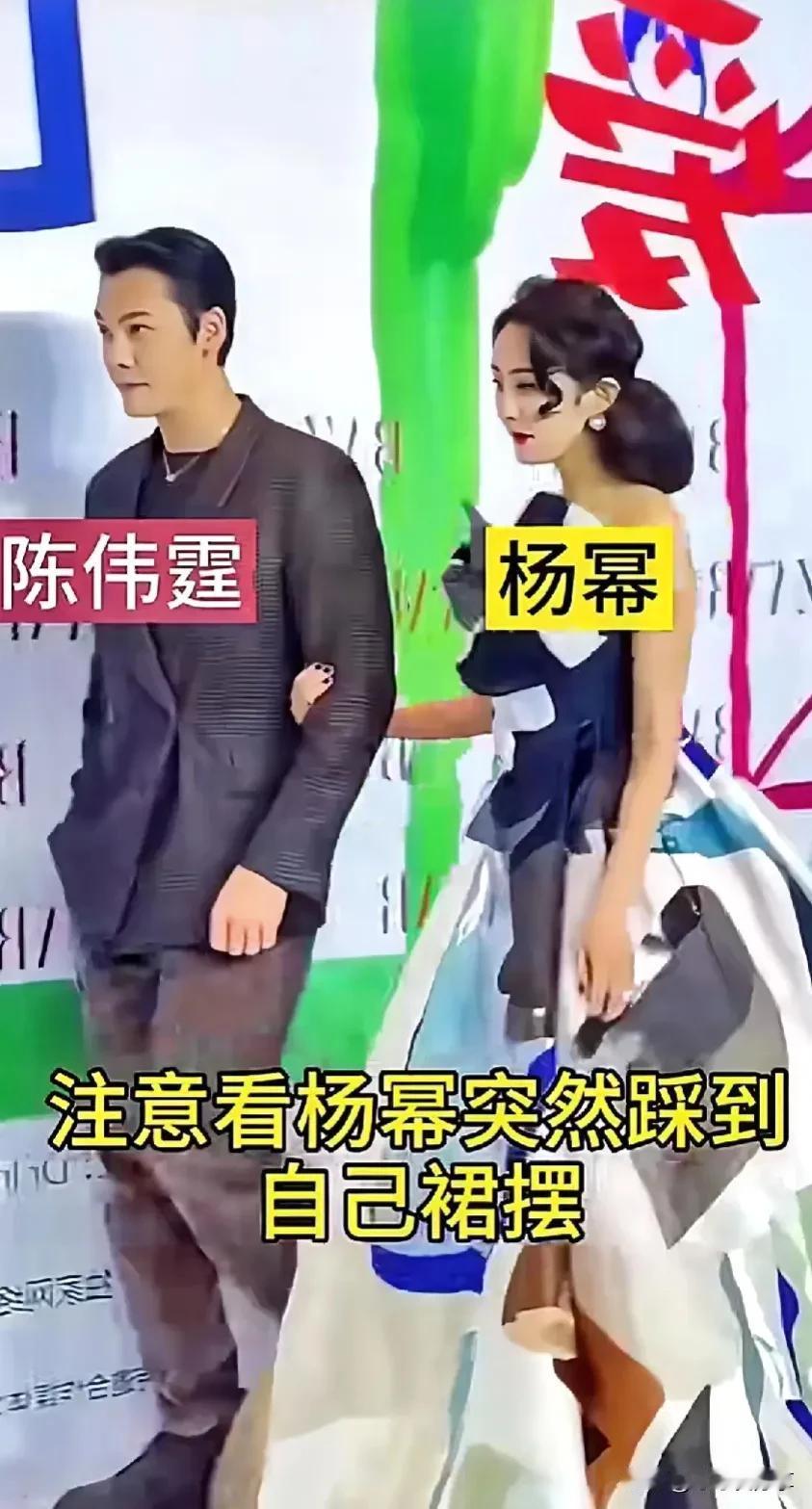 #秋日生活打卡季#杨幂与陈伟霆同台，优雅大气，魅力十足！

杨幂与陈伟霆同台，真