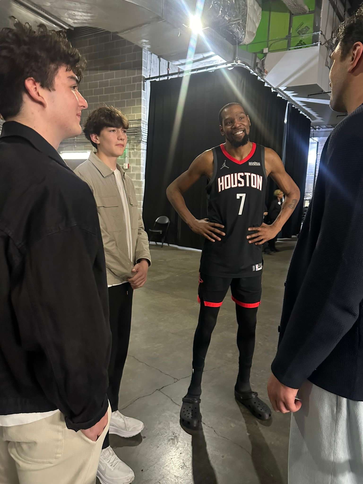 今日赛后，KD与玛格特·科尔、扎扎以及他的儿子们叙旧。NBA