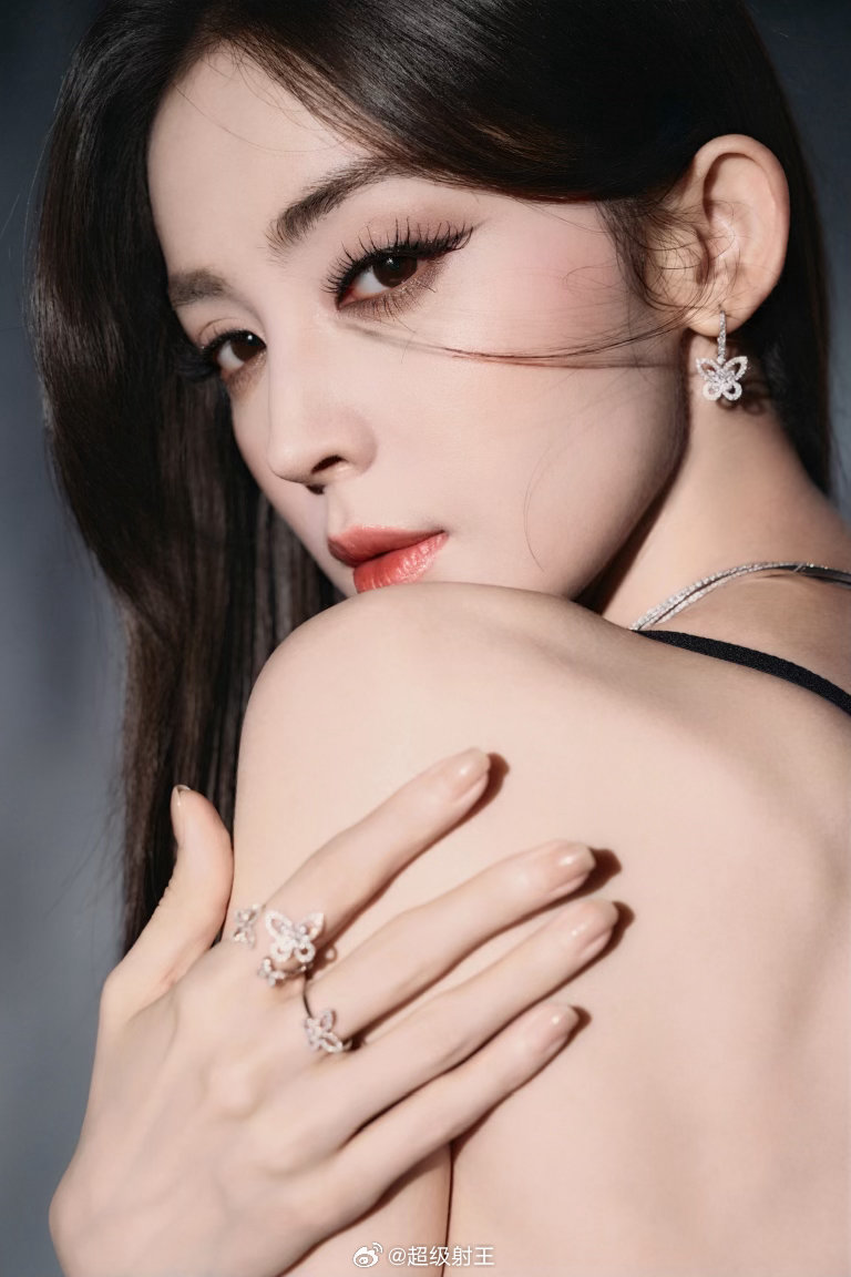 古力娜扎依旧极品到无懈可击 
