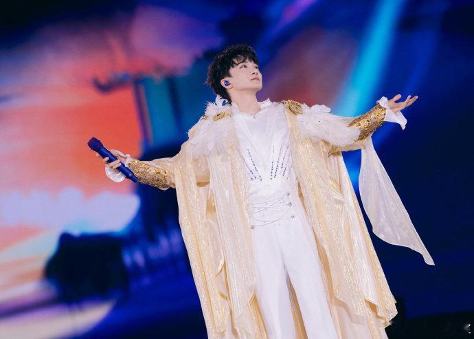 周深回应哪首ost最难唱 以歌声修补漫天星光，以演绎突破曲风局限。周深认证《修星