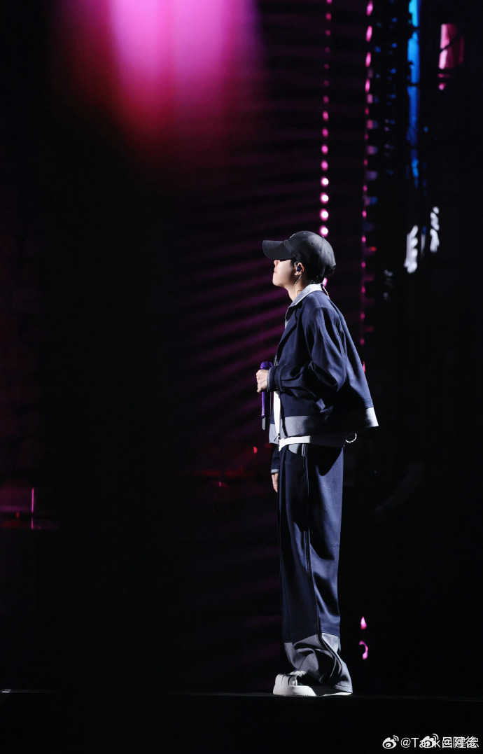 三国恋原唱杀回内娱 前奏直接破防了💥Tank 携《三国恋》杀回内娱，醇厚嗓音搭