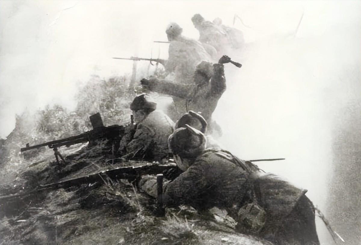 1951年，第三次战役干部全牺牲，战士更是乱成一团，谁曾想，在这危急时刻，郑起做