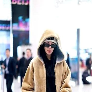 张雨绮风格大变太惊艳！

她以卡其色毛绒外套搭配牛仔裤，造型时髦休闲，还轻松实现