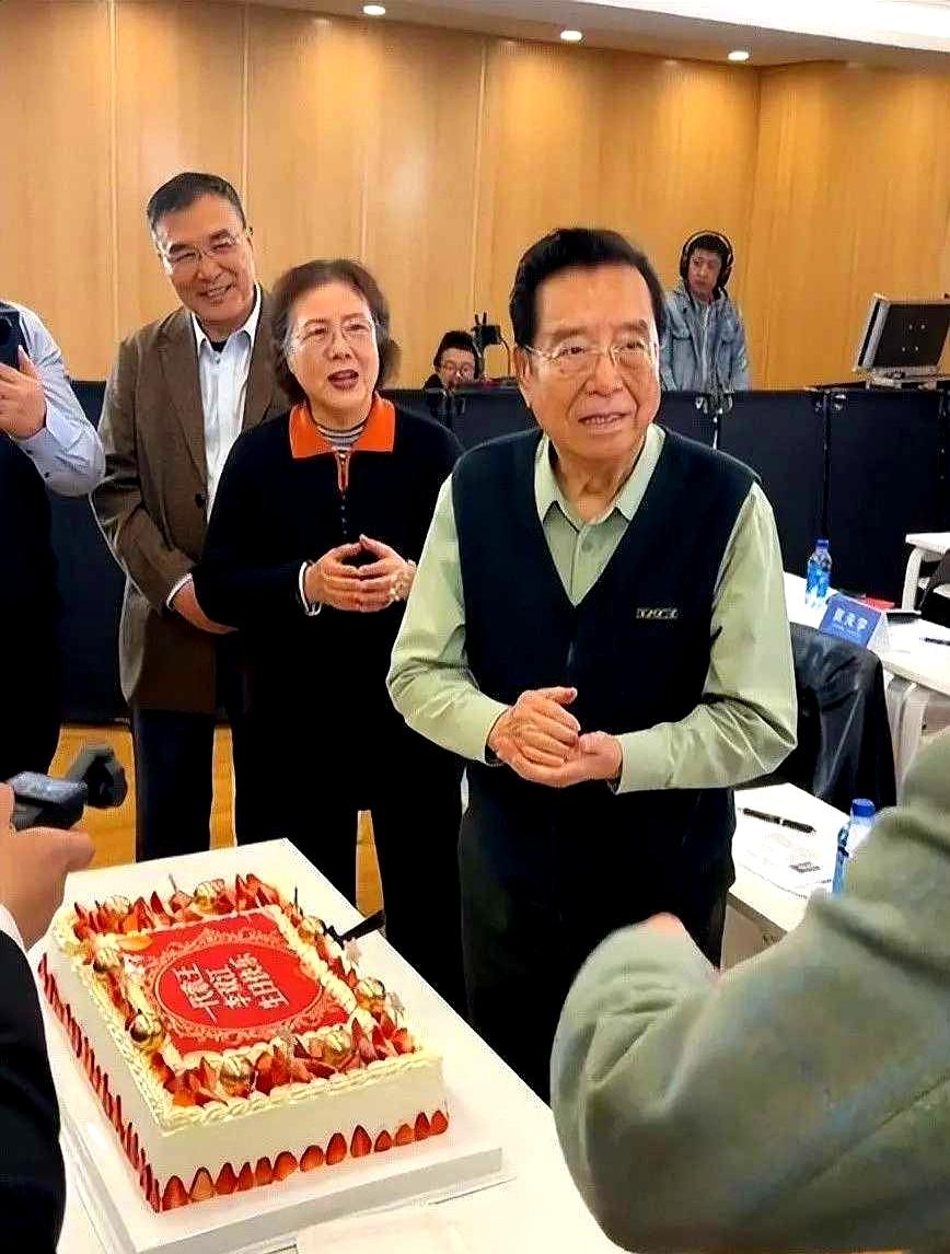 87岁了还不退休，他到底图啥？
最近老艺术家李双江过87岁生日，场面挺热闹，但有