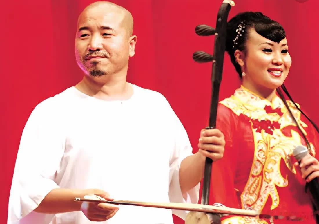 2005年，工资2000元的王小利，在外面接私活赚钱，赵本山不仅让他下跪，还罚了