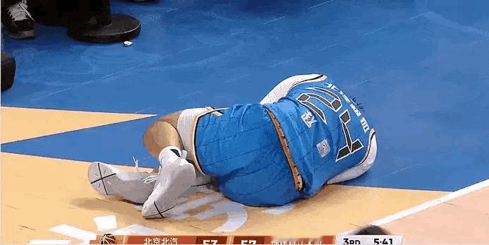 又受伤了！赵睿真是伤病不断啊！

今天晚上北京男篮VS福建男篮的比赛，第三节5分