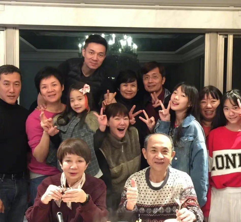 原来小S一直都和公婆住小S和公婆同住也不会吃亏，房子是公公婆婆买的，她嫁给许雅钧