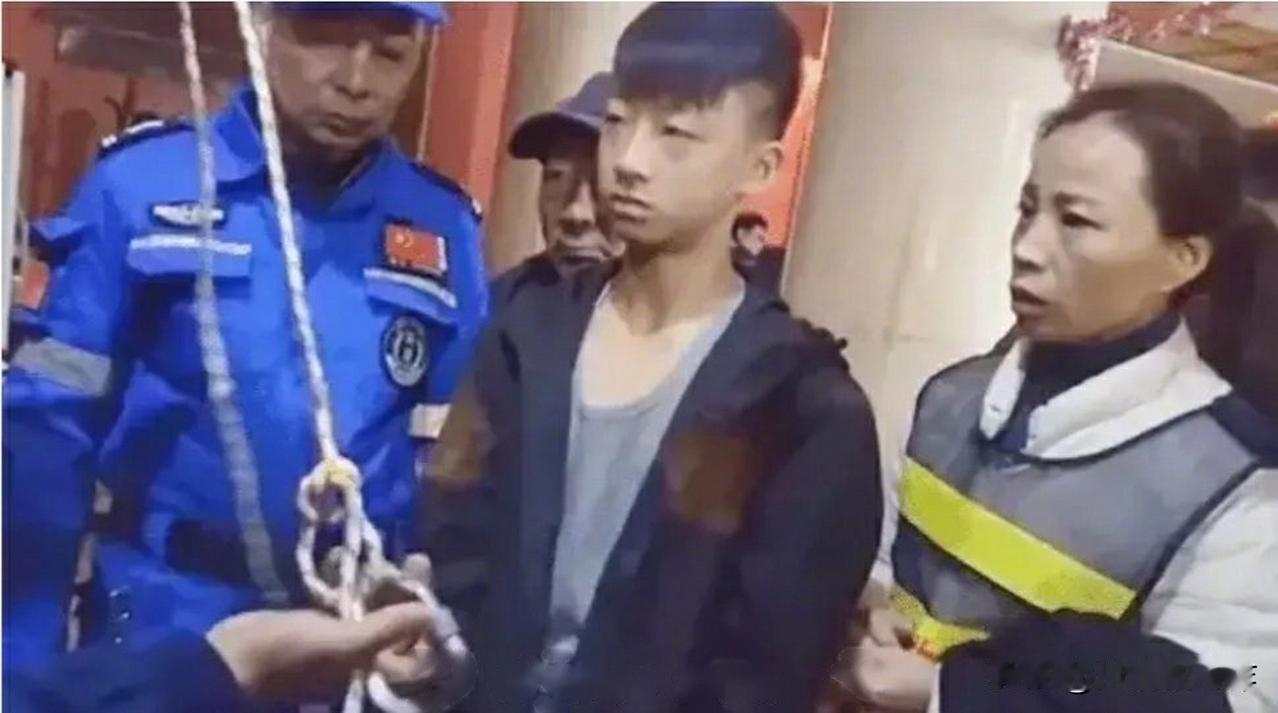 2019年，河南15岁男孩谎报年龄，倒挂5次进入20米深的枯井救一名3岁女孩，都