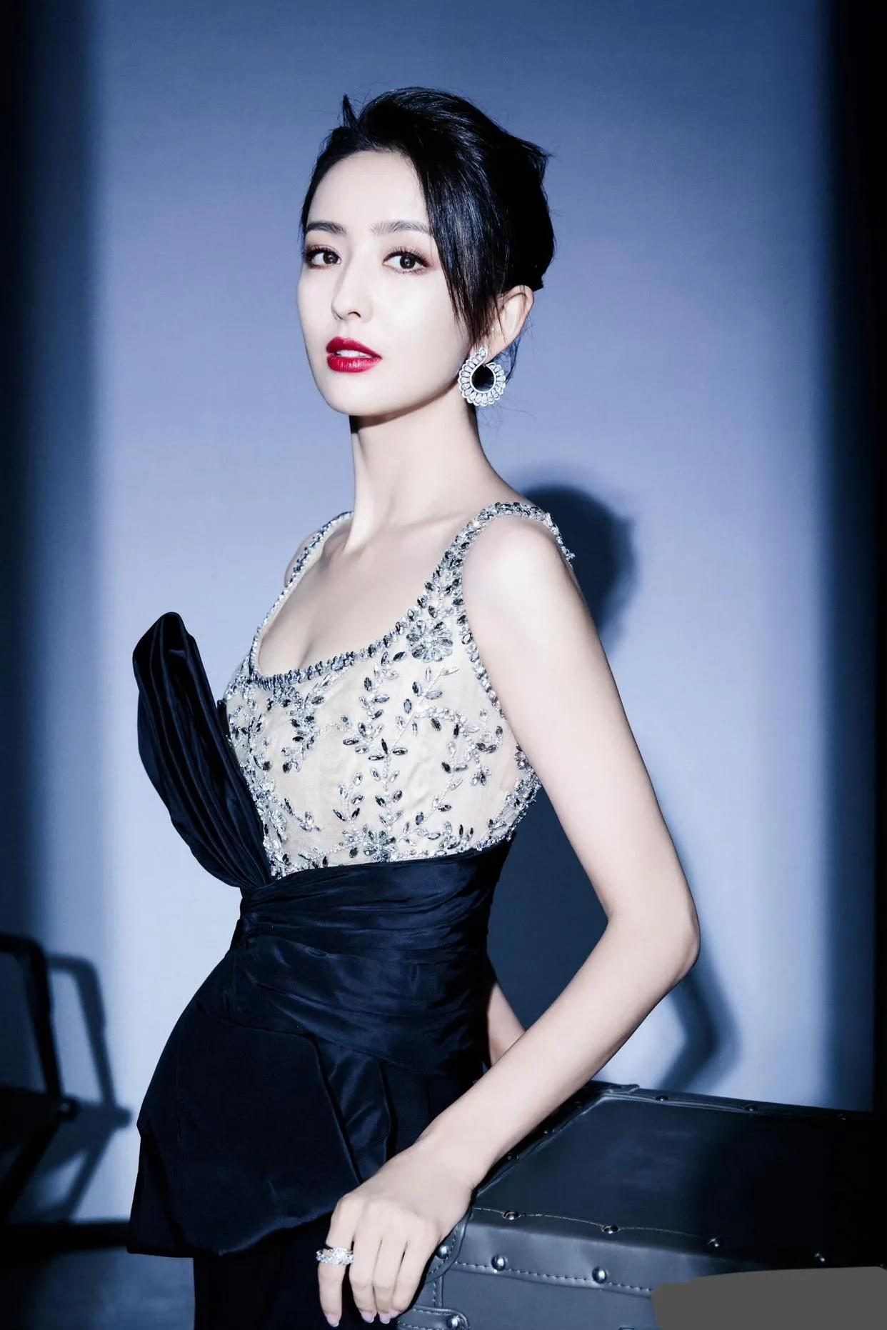 佟丽娅实在是太美了，新疆美女就是不一样。