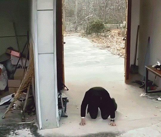 江苏徐州，一80后男子因双亲都已不在，其最近一次回到老家，跪别老房子并锁门藏钥砖