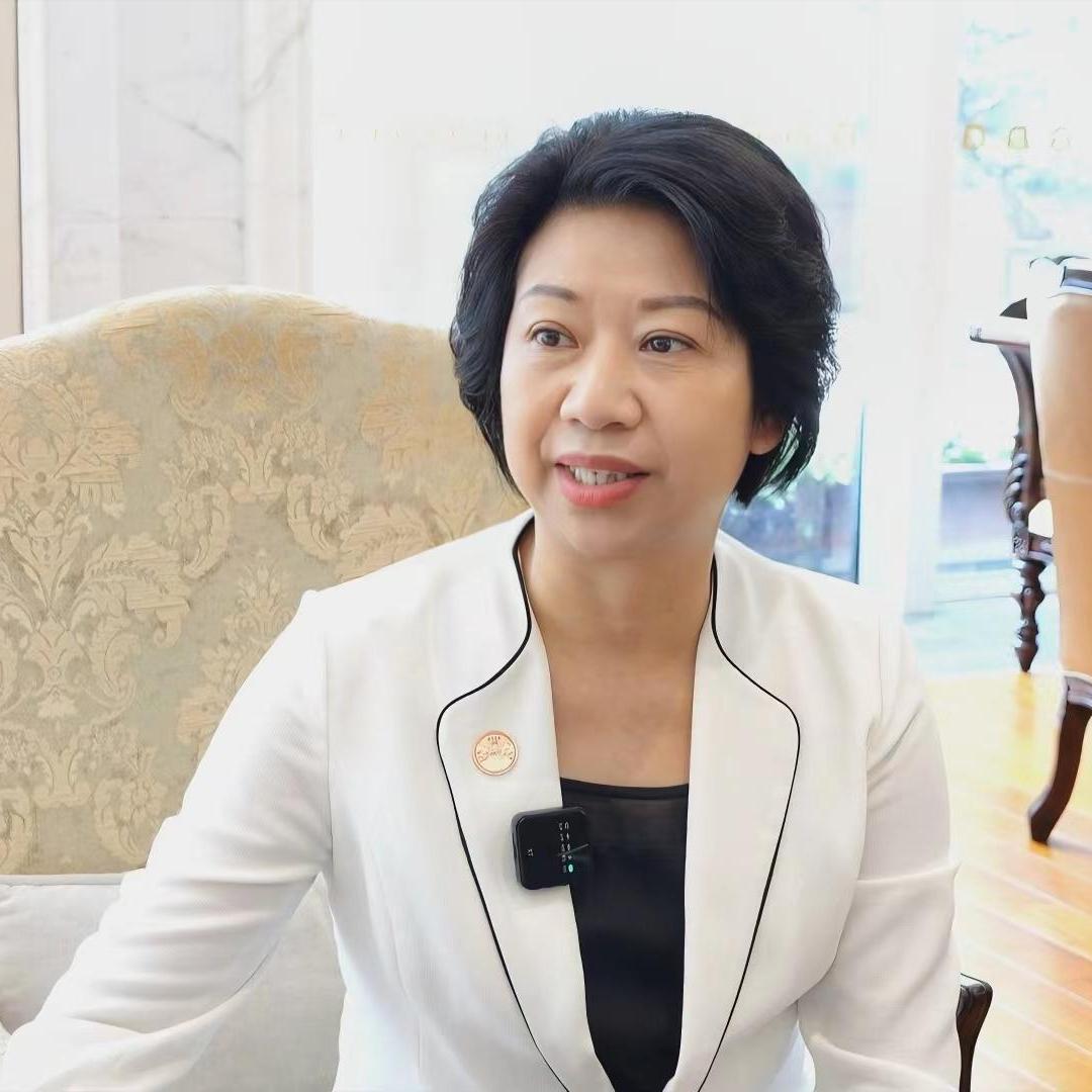 《7000万的电话与普通人的奋斗鸿沟》
一通电话赚7000万，折射出特权与资源的
