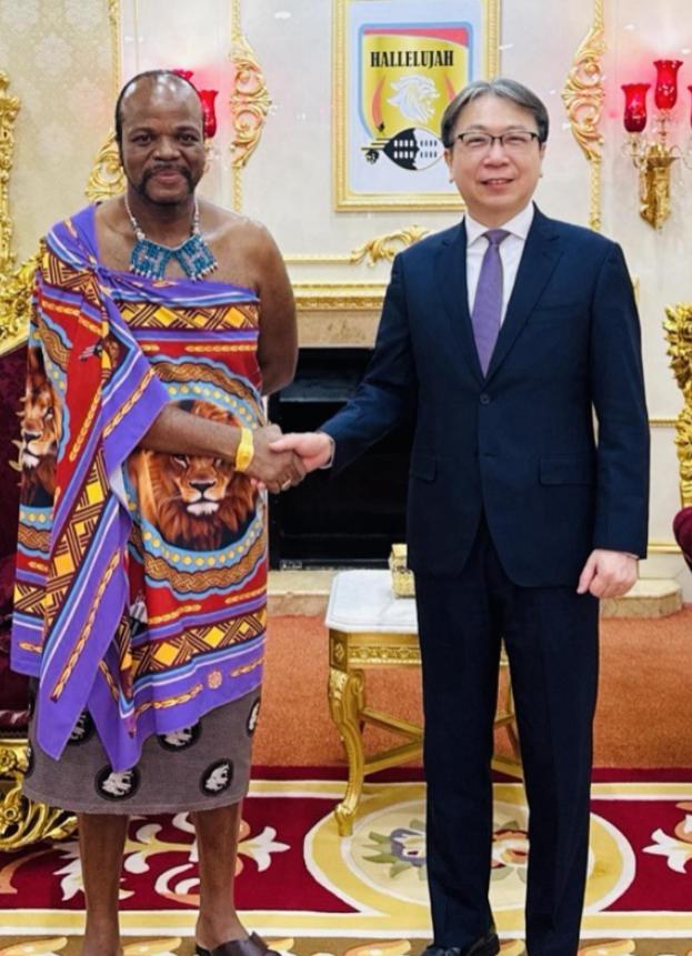 不愧是非洲唯一一个还承认台湾的“独苗”！

身上裹着床单，脚上踩着凉拖，一身“王