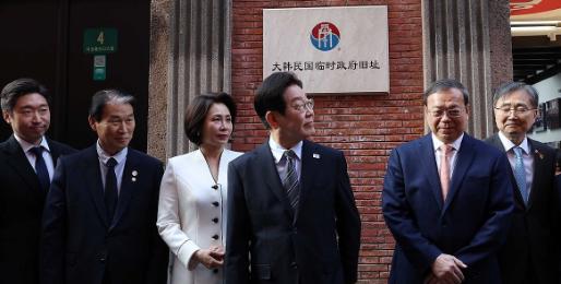 首尔向北京发射了一枚特殊的信号弹，在美日韩同盟收紧的当下，李在明高调强调中国境内