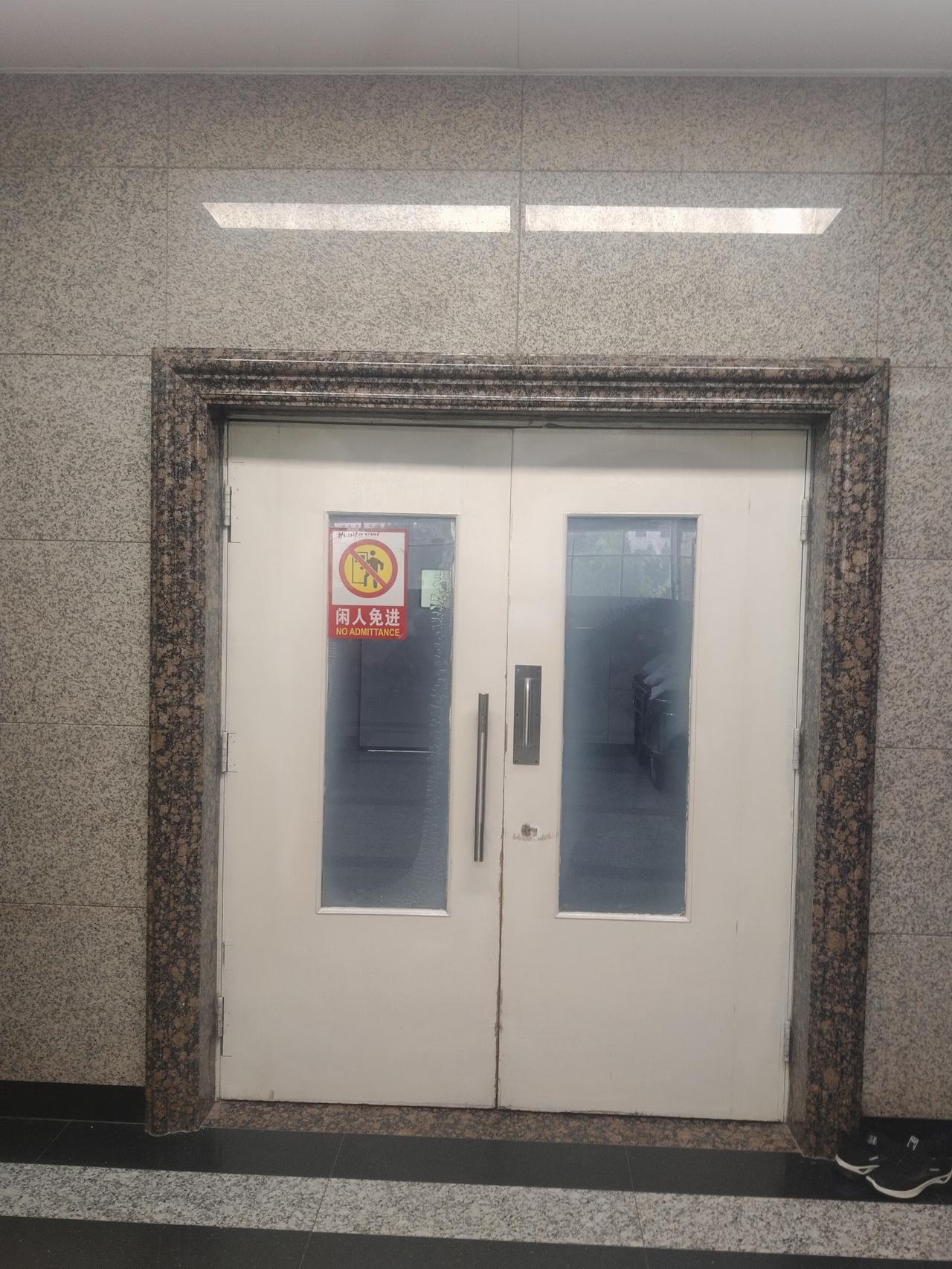 我不知道手术室隔着几道门，只知道每一道门都牵动着我的心。老婆第一次手术，心里那个