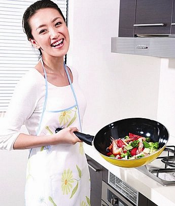 【如何减少炒菜时油烟的危害】①用新油炒菜，不要用煎炸过或加热过的油脂炒菜。②尽量