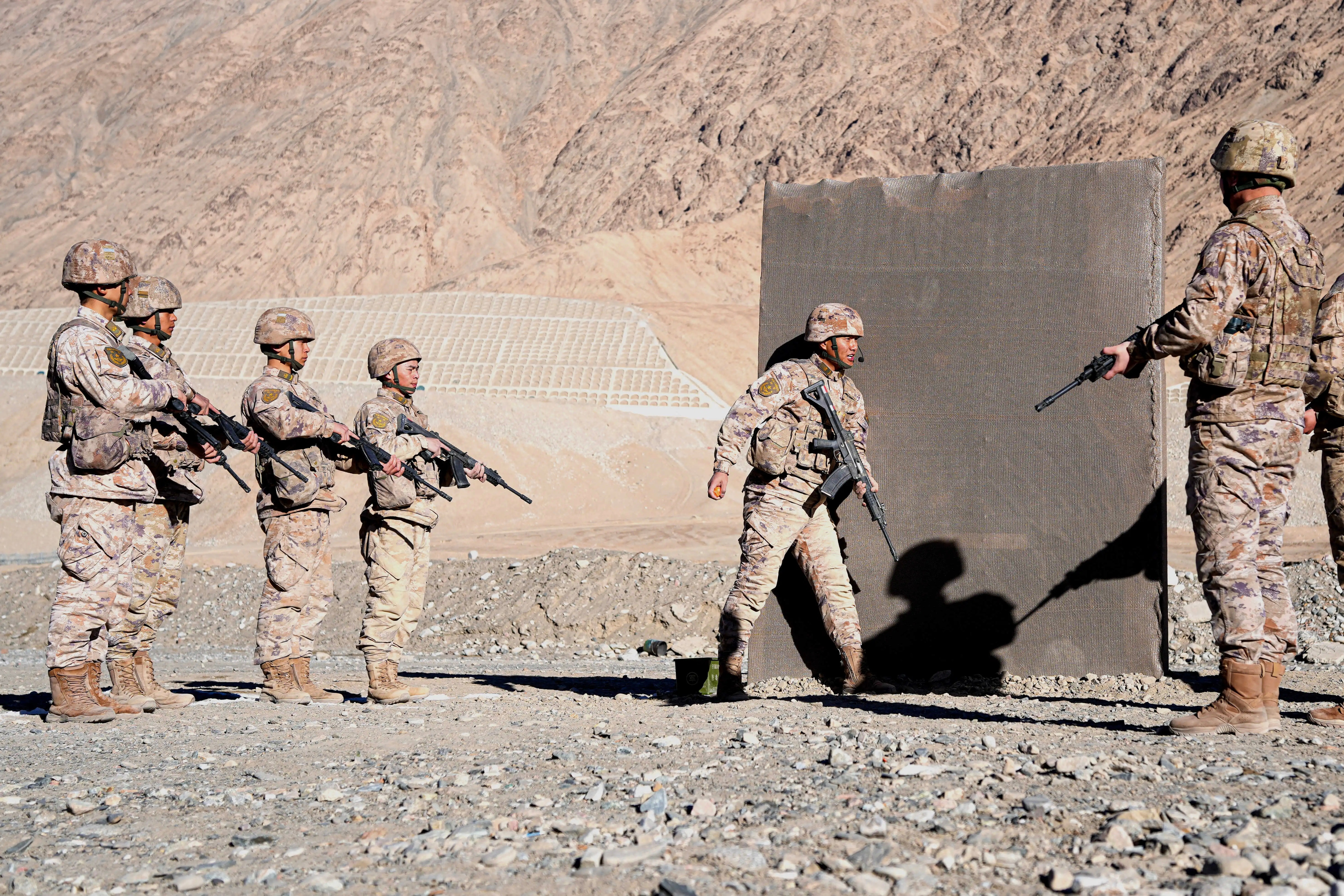 新疆军区某部预提军士集训，红箭12亮相（喀喇昆仑卫士）烽火问鼎计划每天认识一件兵