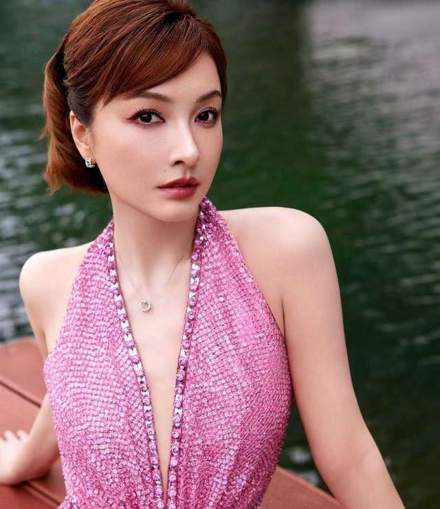 真是搞不懂吴昕，说她不聪明吧，她做什么成什么。
吴昕这个人，总让人觉得神秘莫测。