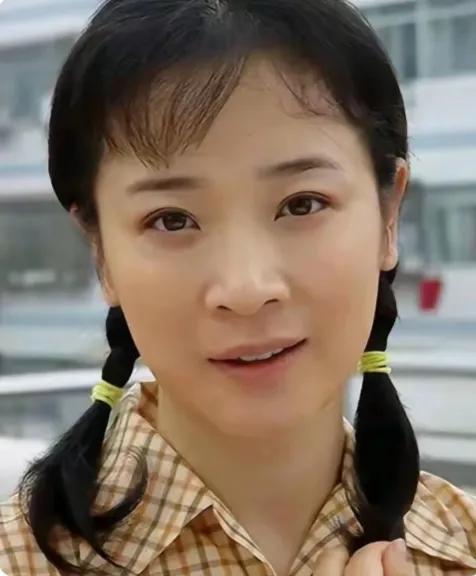 她眉清目秀，冰清玉洁，大方自然，是国家一级演员，曾在电视剧中扮演女一号角色，你知