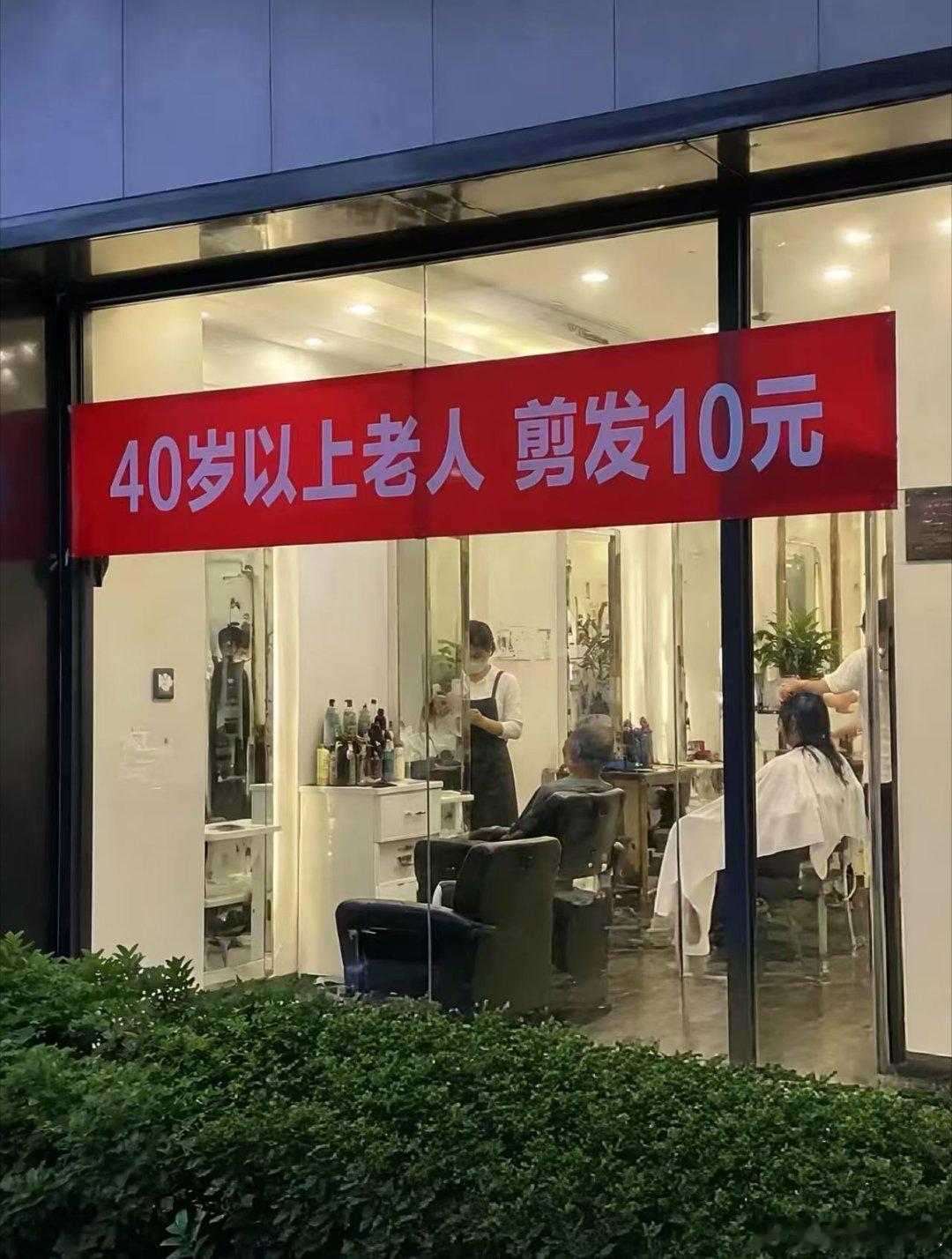 认识一个开发商的小伙，最近才知道转行了。从房地产，跨界到宠物殡葬…这个转型很成功