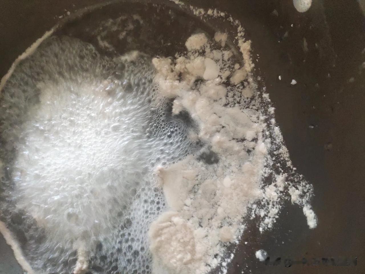 现在的猪肉价格便宜，注水是不可能的，但是想不明白，猪肉里怎么会有那么多泡沫?
早