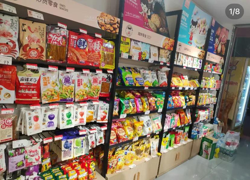 妈妈跟风开了个零食小店经营不起来，根本没人进来 n有没有铁铁能给点建议，布局方面