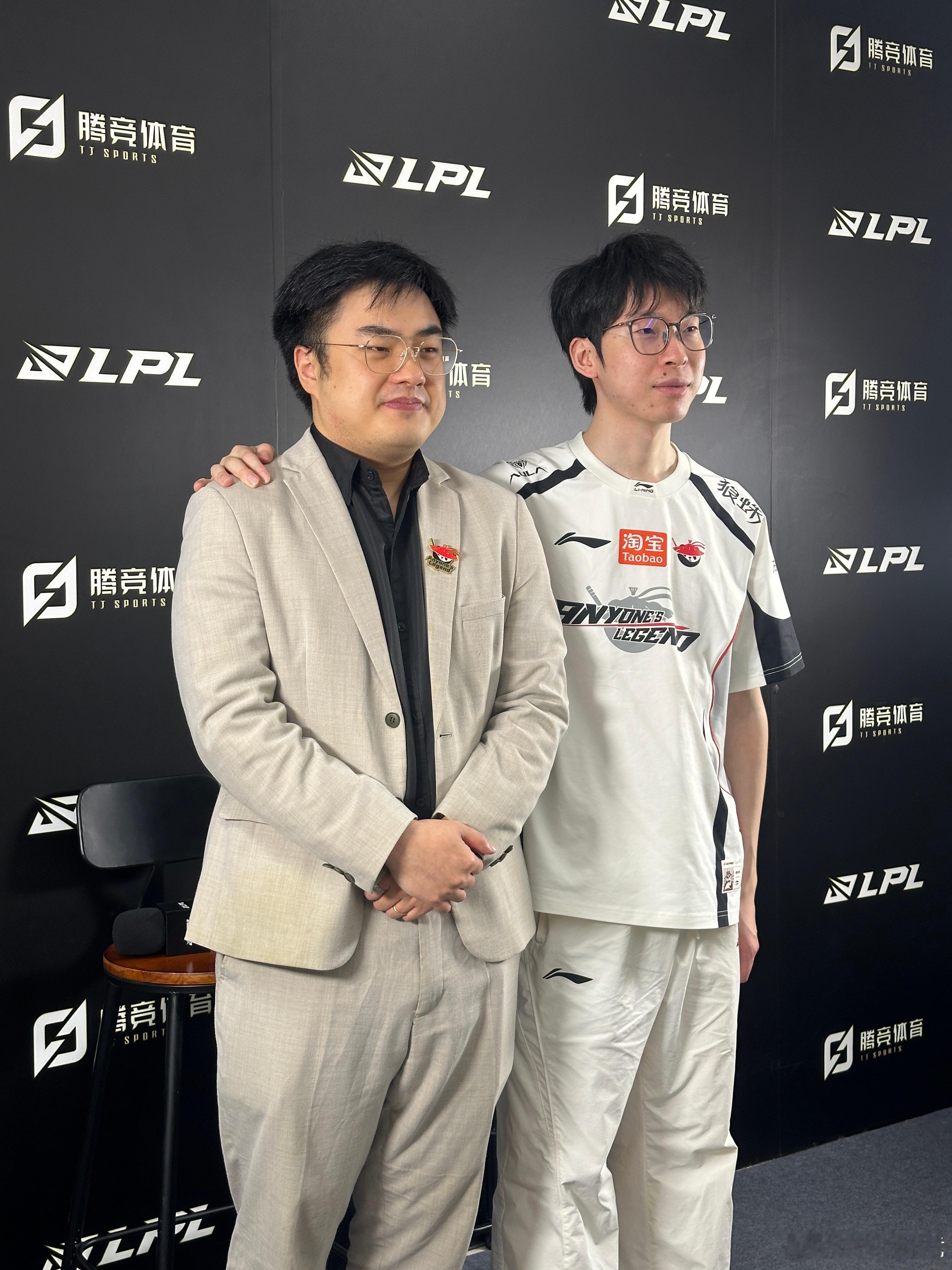 今日份胜者采访合影向上管理的王哥（bushi👈🏻tarzan包揽mvpal挺