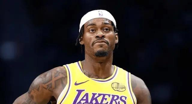 看饮水机怎么了？
那个被雪藏8场的男人，圣诞夜一拳砸开了轮换名单。
范德彪盯着录