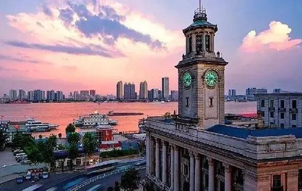 汉口江汉关大楼，历史与建筑之瑰宝
 
汉口江汉关大楼，承载着厚重的历史。十九世纪