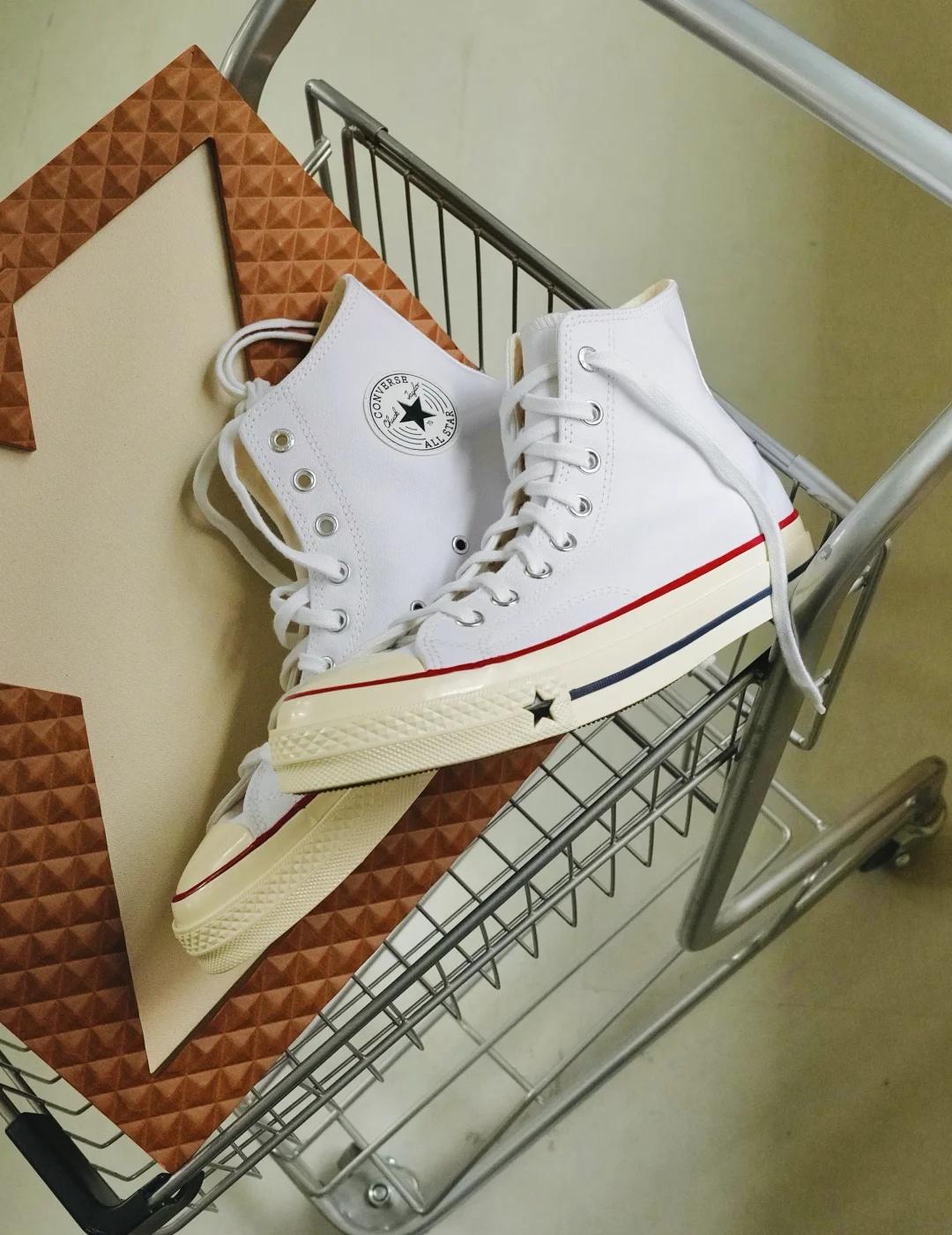 新的匡威～
CHUCK 70 X
宣传说是加宽了～目测是加宽了一丢丢，轻是真轻了