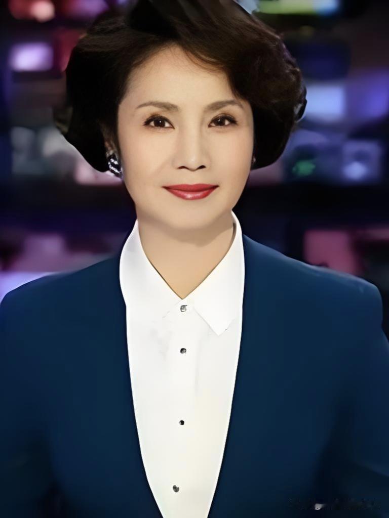徐俐气质爽利，播音铿锵有力，干练风骨里藏着专业底气，一开口就是稳稳的家国分量。总