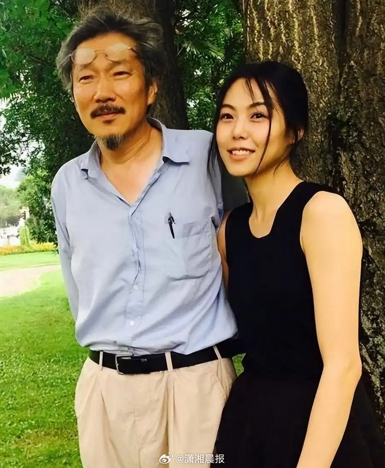 【#金敏喜洪尚秀带孩子现身机场#】据潇湘晨报综合，近日，韩国导演洪尚秀与演员金敏