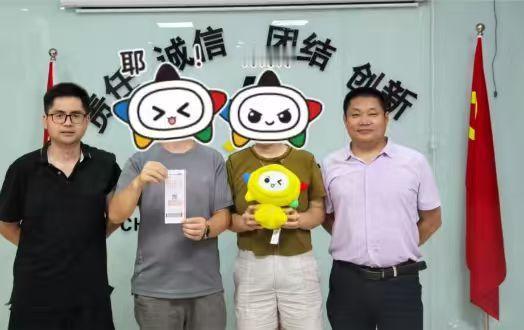“比捡钱还高兴！”8月10日，安徽宣城，一男子晚上散步时，打算去路边买张彩票，顺