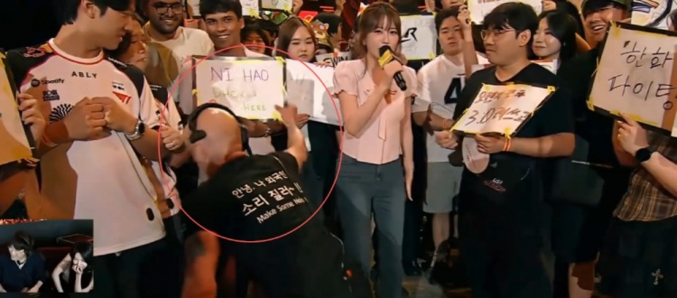 何意味？现场一位Dhokla的支持者被抢走应援牌 空手尬尴站在原地