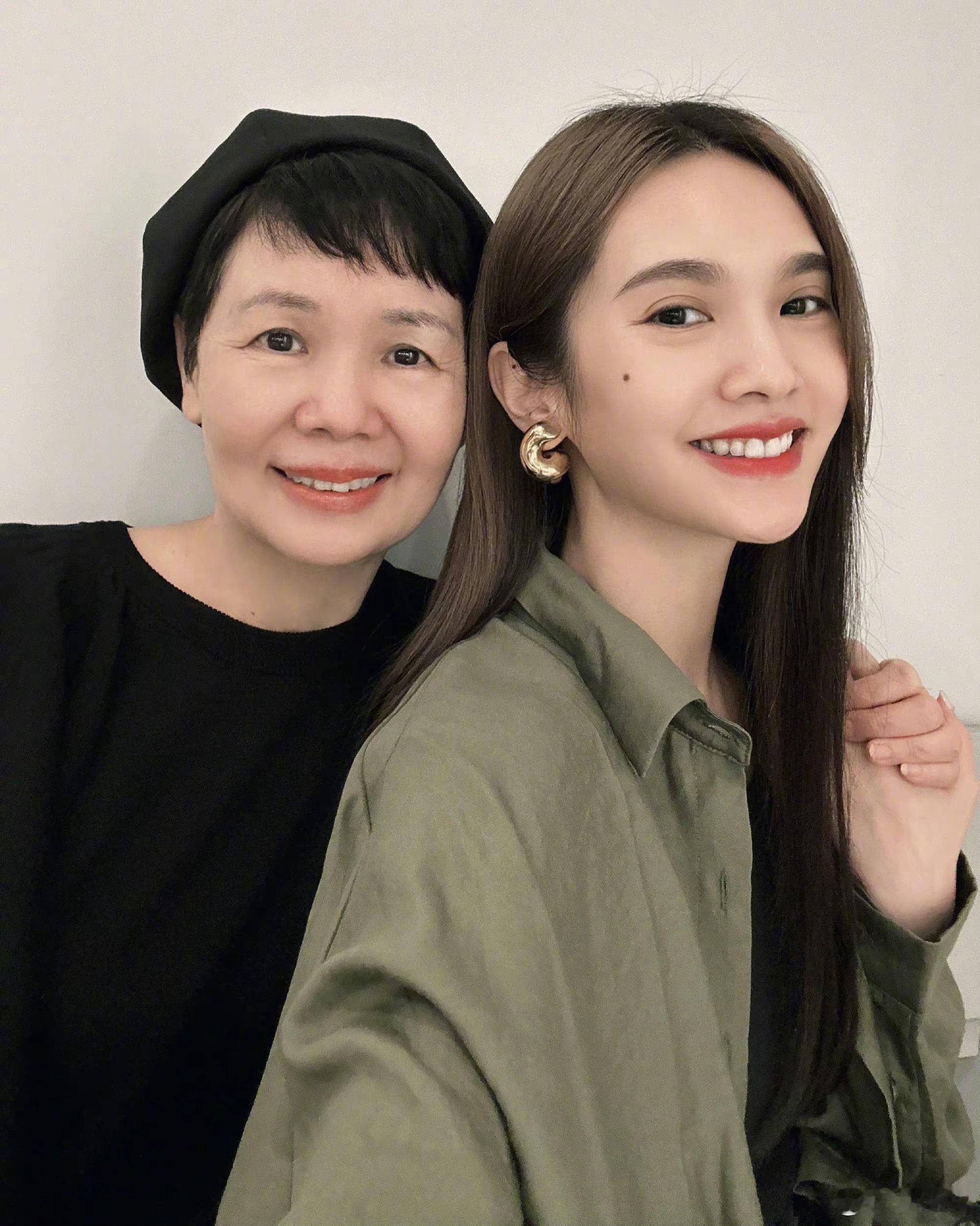 杨丞琳幸福的母女和美味的下午茶[哇]好甜好美好幸福[心]久违的穿搭分享又悄悄上线