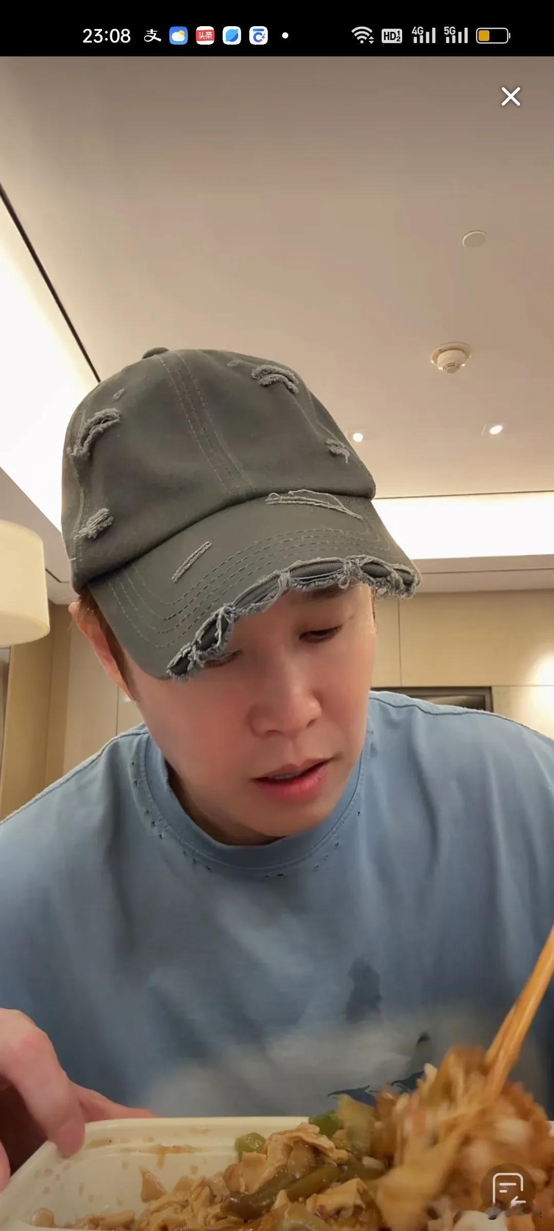 小沈阳的零花钱不多了，
这帽子都烂成这样了，哈哈！[星星眼]