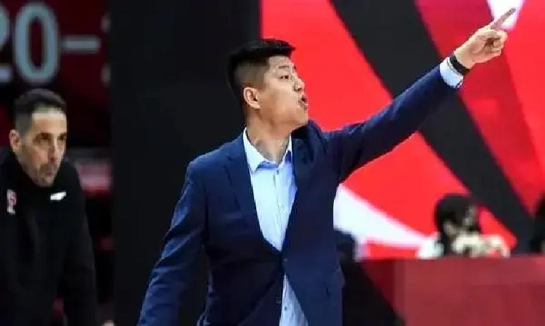 四连败主帅突然复活
 
隔壁队连输四场，球迷喊下课喊到嗓子冒烟。偏偏接下来打江苏