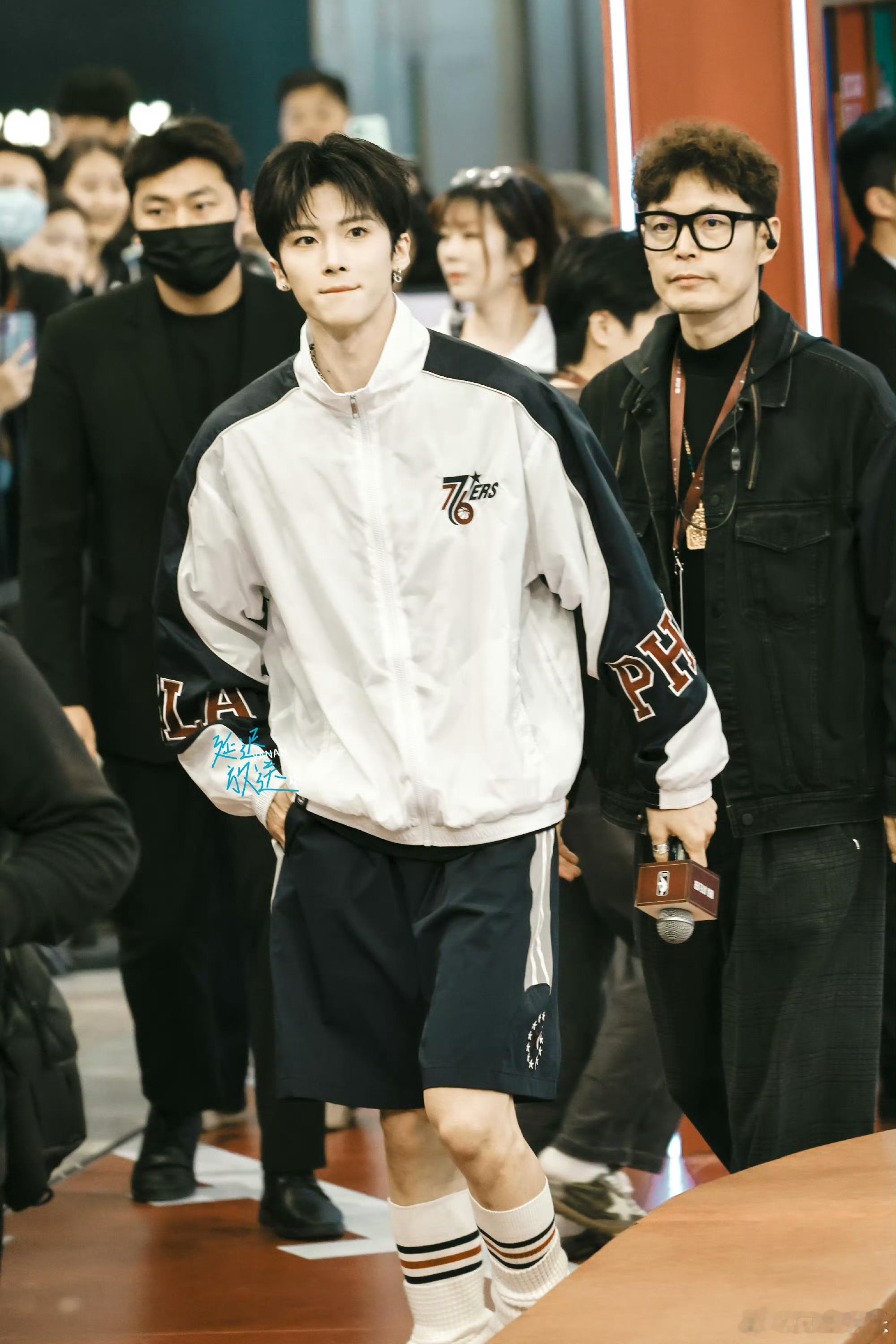 闫桉向粉丝飞吻闫桉不白来都不白来 闫桉今日线下活动路透，一身清爽运动look干净